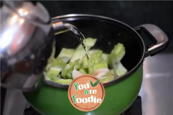 [stewed bone soup with bitter gourd and mushroom]