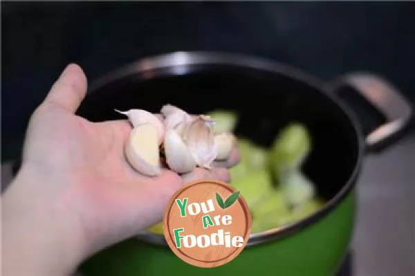 [stewed bone soup with bitter gourd and mushroom]