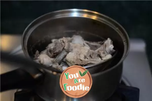 [stewed bone soup with bitter gourd and mushroom]