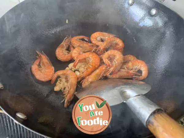 Grilled shrimp on the tip of the tongue