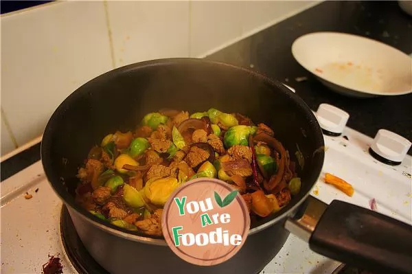 Fried mutton with black pepper, scallion and cabbage