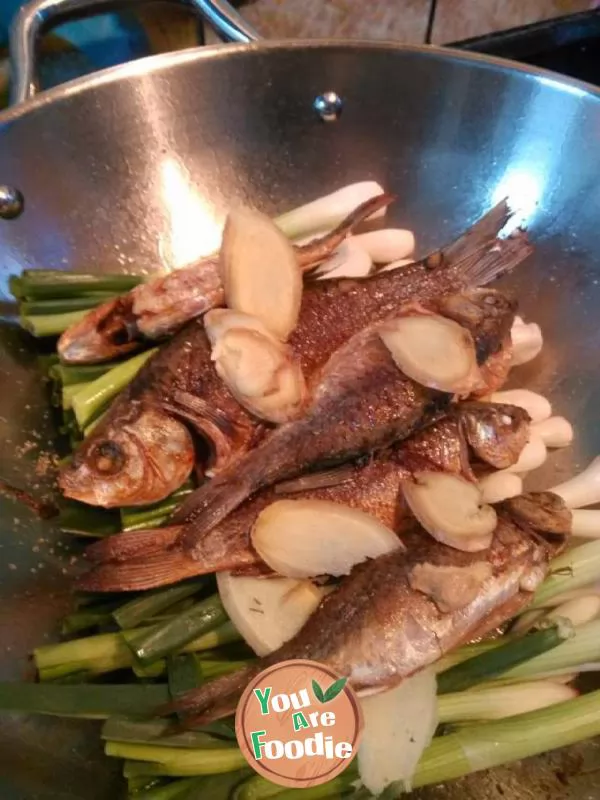 Ningbo roasted crucian carp with Scallion