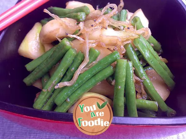 Fried whitebait with water bamboo and beans