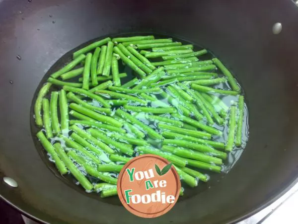 Fried whitebait with water bamboo and beans