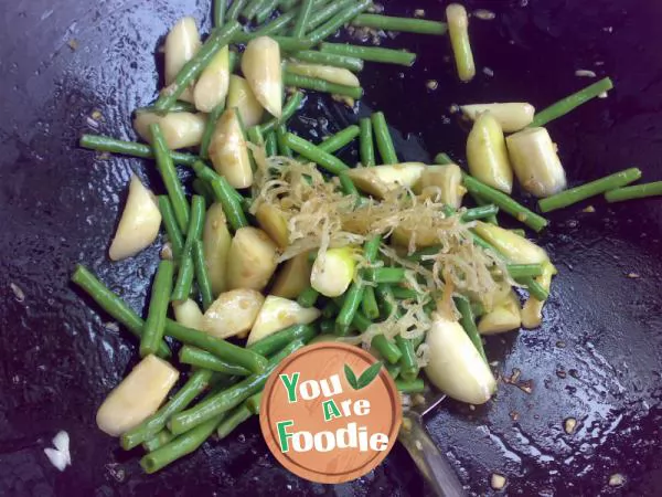 Fried whitebait with water bamboo and beans