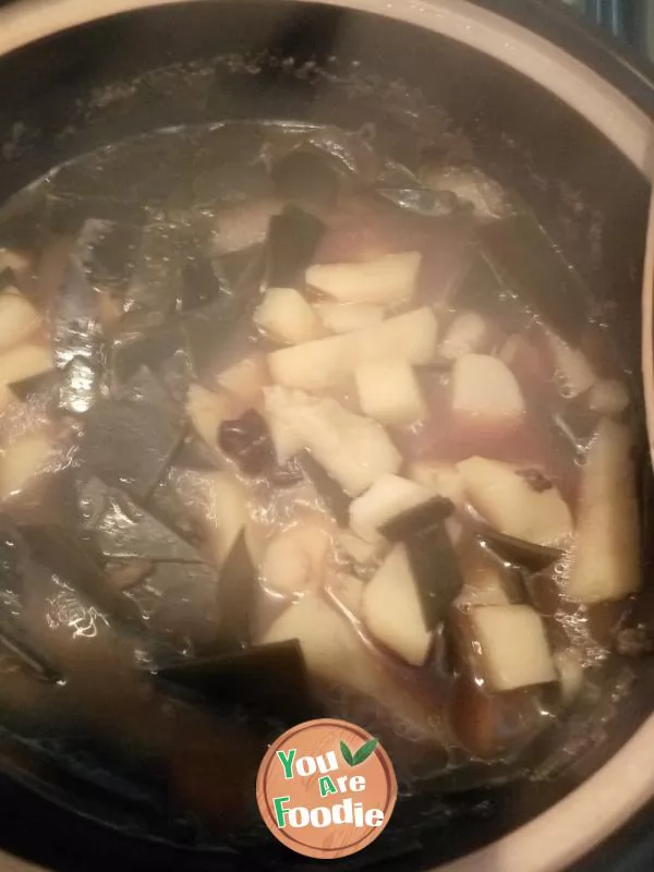 Stewed potato with kelp in casserole