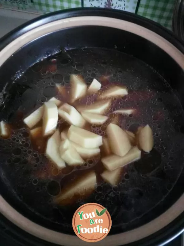 Stewed potato with kelp in casserole