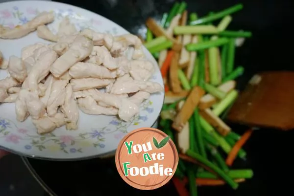 Fried dried beans with shredded chicken and garlic