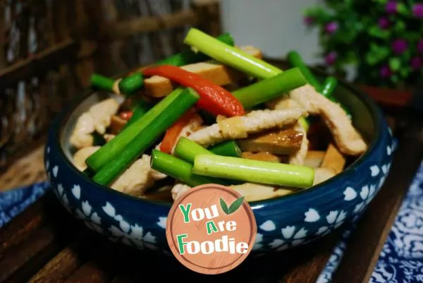 Fried dried beans with shredded chicken and garlic