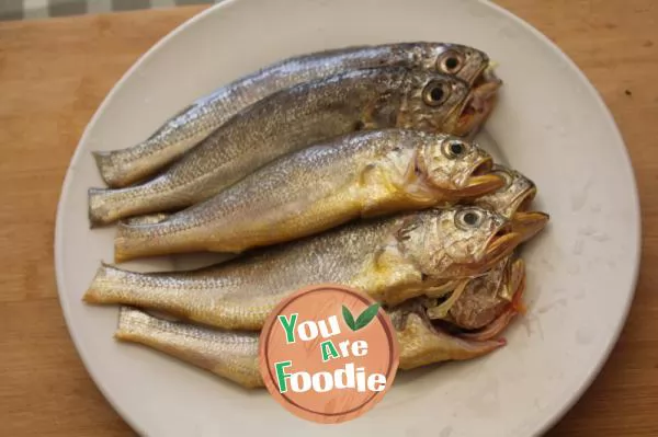 Fried small yellow croaker