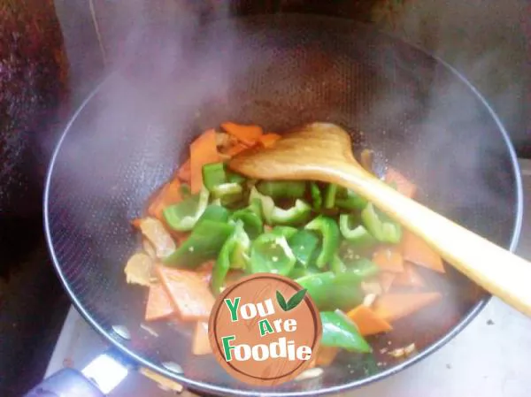 Fried pork slices with green pepper and carrot