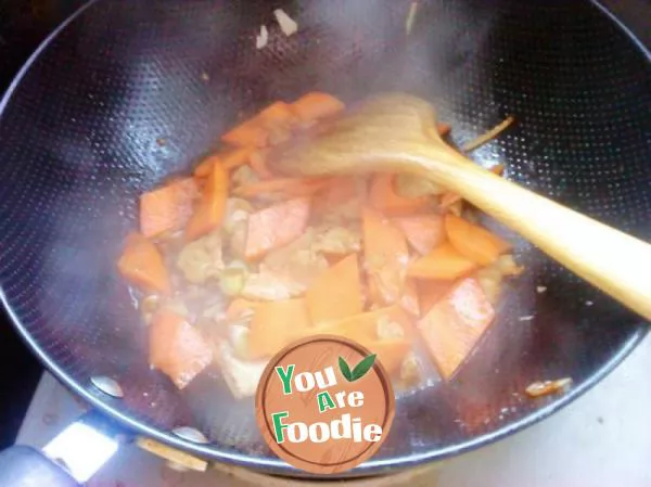 Fried pork slices with green pepper and carrot