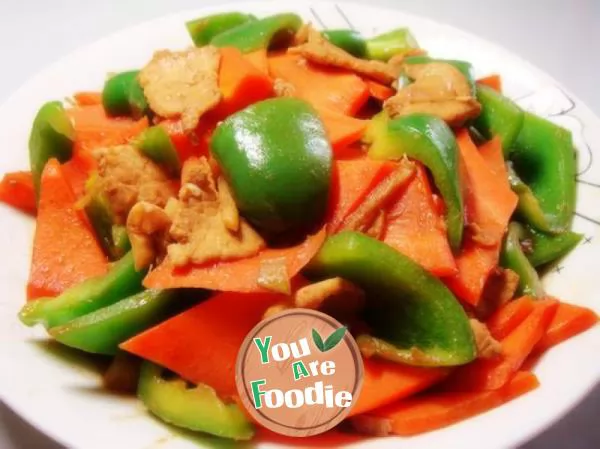 Fried pork slices with green pepper and carrot