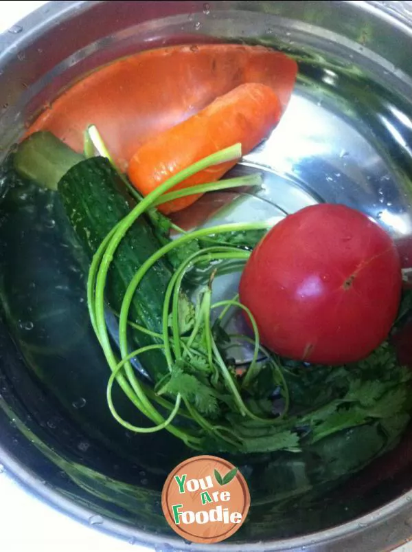 Noodles with seasonal vegetables and tomatoes