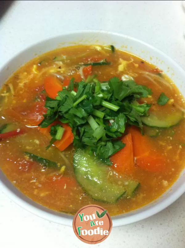 Noodles with seasonal vegetables and tomatoes