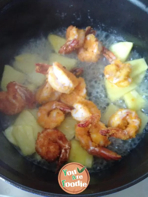 Braised shrimps with pineapple