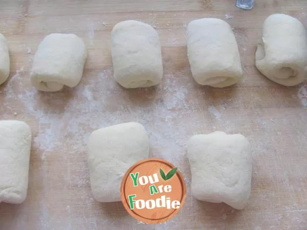 Soft and delicious -- red bean bread with flowers