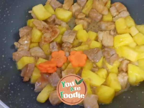 Fried meat with sweet and sour pineapple