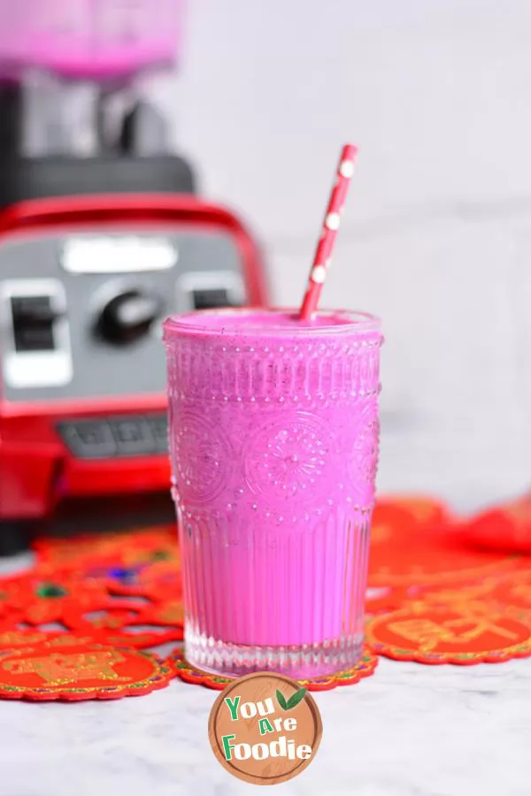 The-fruit-juice-tastes-delicious-like-this----pitaya-milkshake