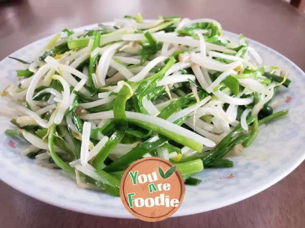 Fried mung bean sprouts with leeks