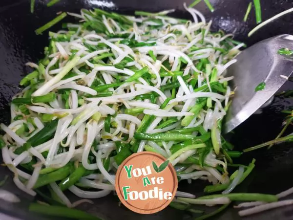 Fried mung bean sprouts with leeks