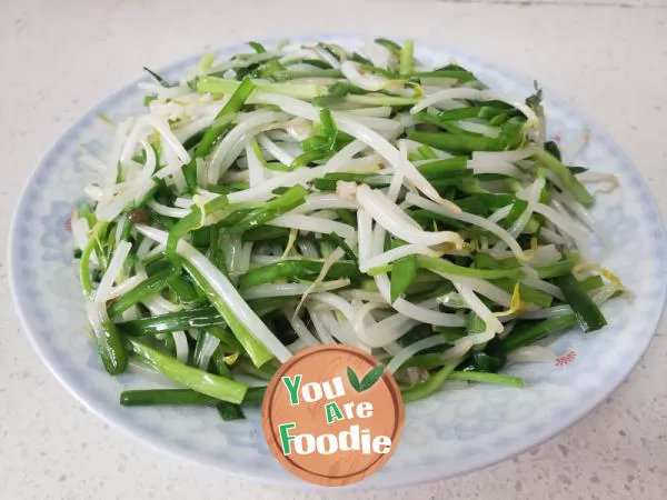 Fried mung bean sprouts with leeks