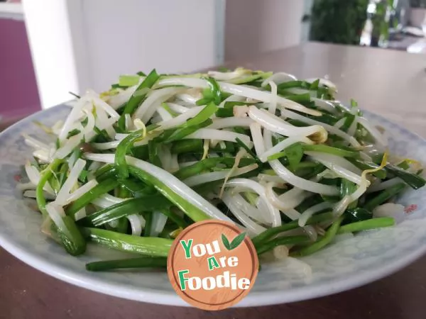 Fried mung bean sprouts with leeks