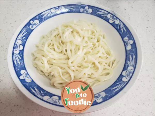 Fried noodles with leek moss and eggs