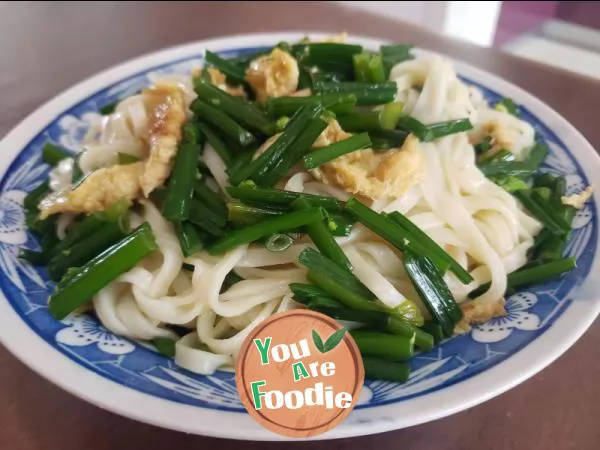 Fried noodles with leek moss and eggs