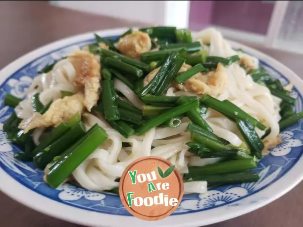 Fried noodles with leek moss and eggs