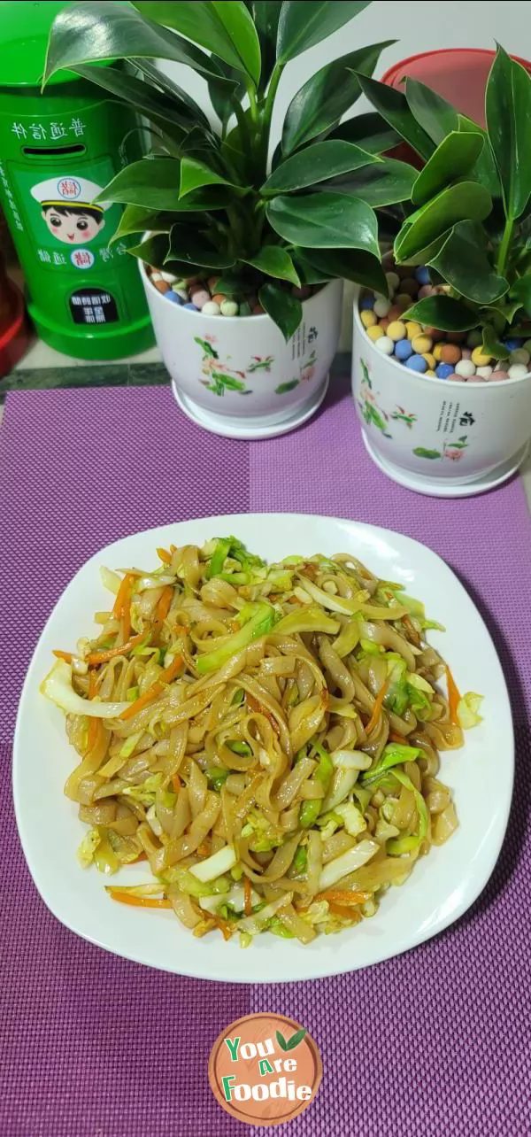 Fried rice noodles with cabbage