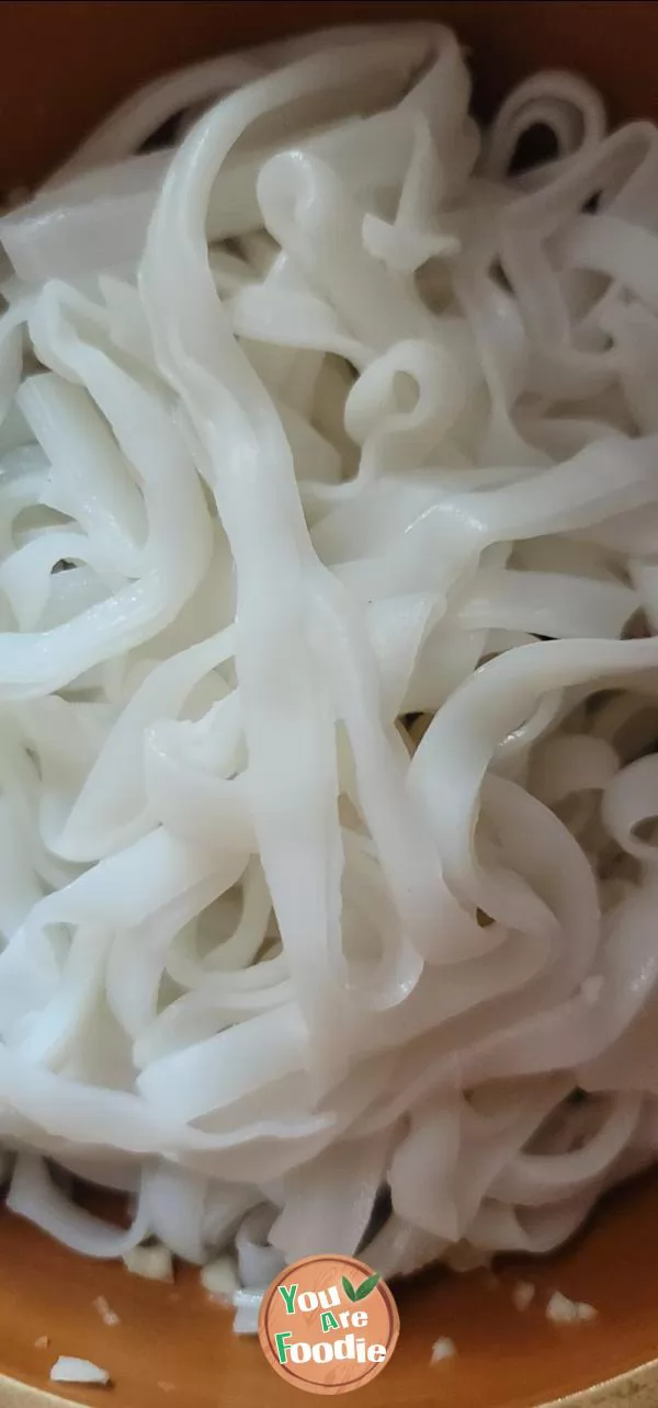 Fried rice noodles with cabbage