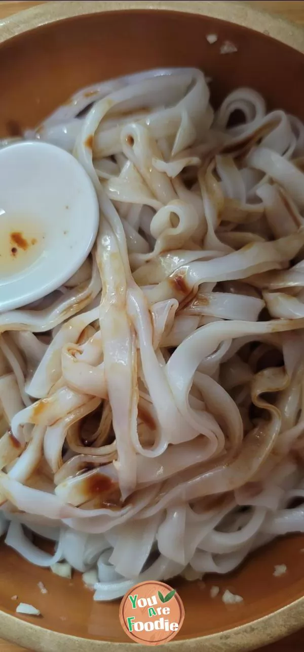 Fried rice noodles with cabbage