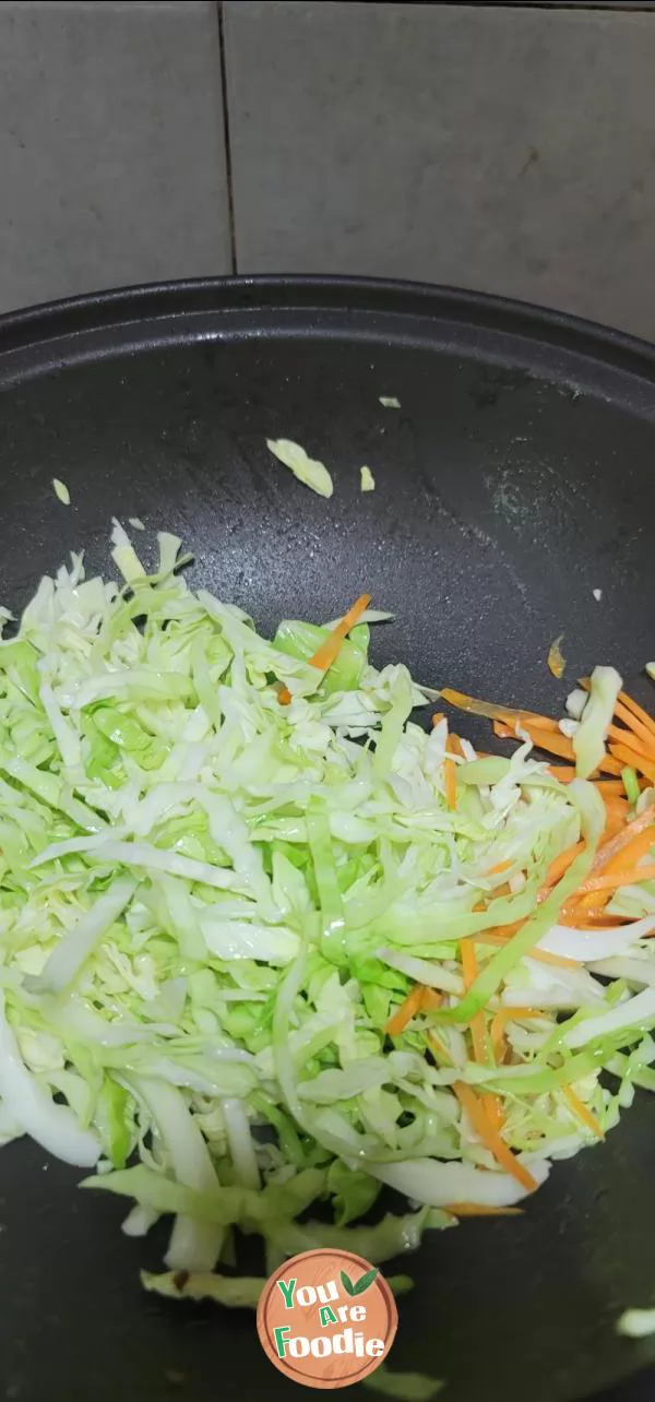 Fried rice noodles with cabbage