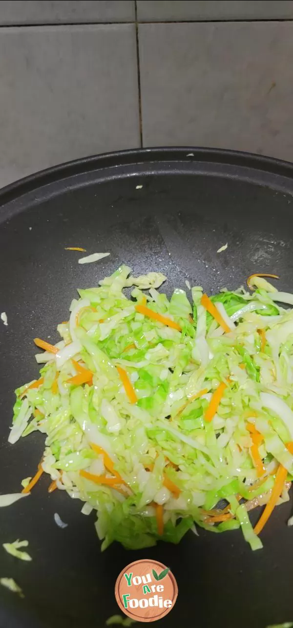 Fried rice noodles with cabbage