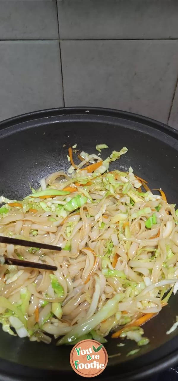 Fried rice noodles with cabbage