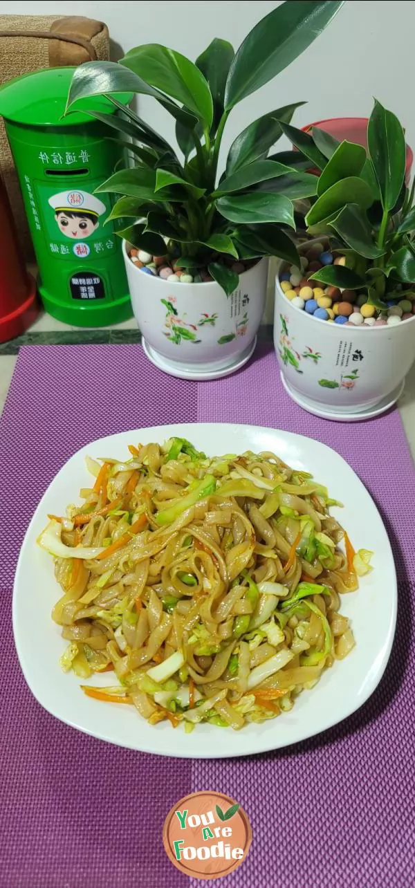 Fried rice noodles with cabbage