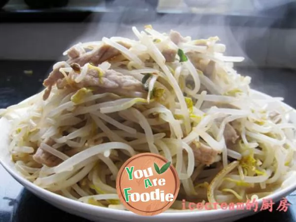 Fried meat with mung bean sprouts