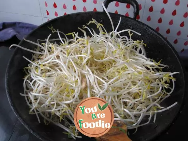 Fried meat with mung bean sprouts