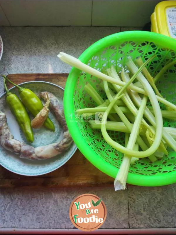 Fried sausage with celery