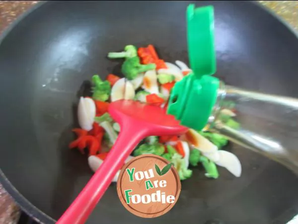 Fried broccoli with red pepper and water bamboo