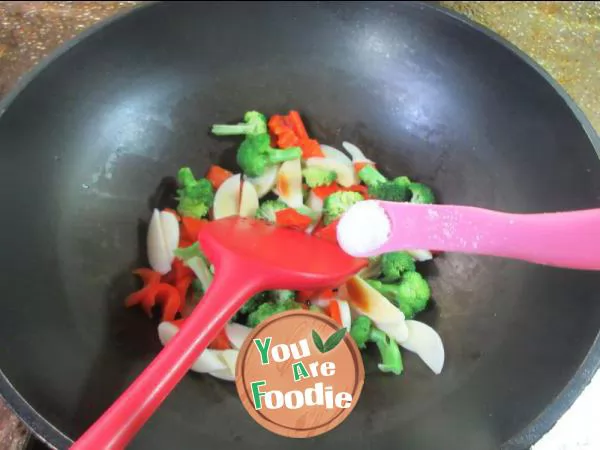 Fried broccoli with red pepper and water bamboo