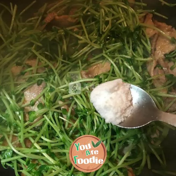 Fried pork slices with bean sprouts