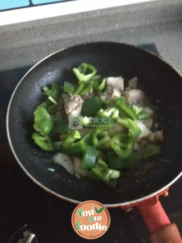 Fried catfish with green pepper