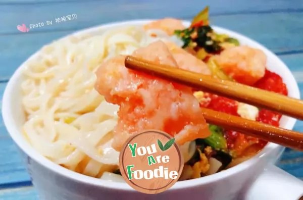 Vegetable noodles with shrimp and egg