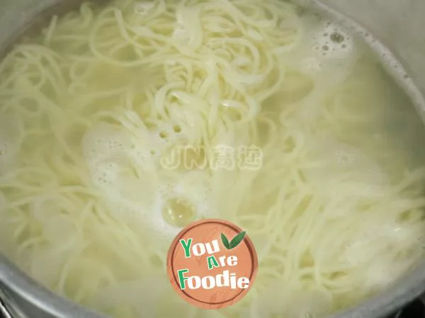 [fried noodles with soy sauce, pattern making] colorful fried noodles with soy sauce