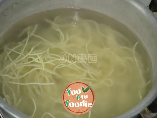 [fried noodles with soy sauce, pattern making] colorful fried noodles with soy sauce