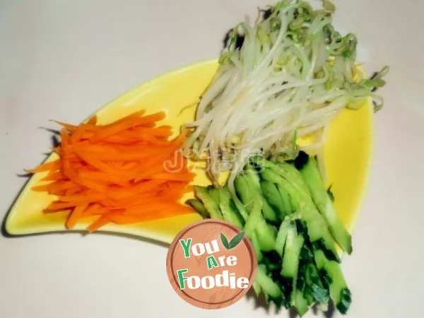 [fried noodles with soy sauce, pattern making] colorful fried noodles with soy sauce