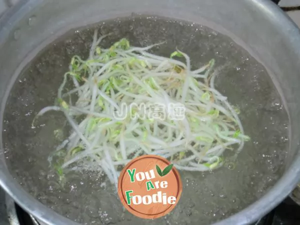[fried noodles with soy sauce, pattern making] colorful fried noodles with soy sauce