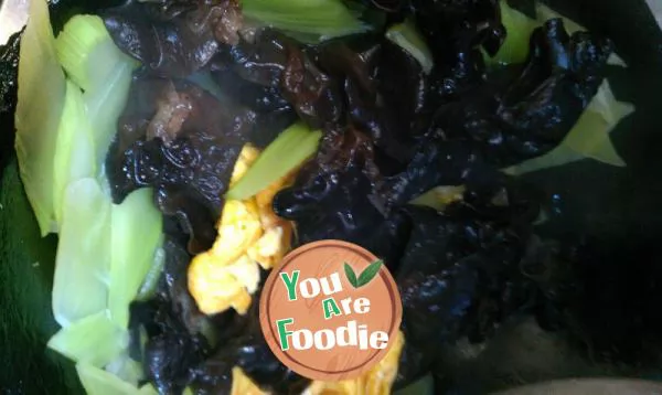 Stir fried with lettuce and agaric